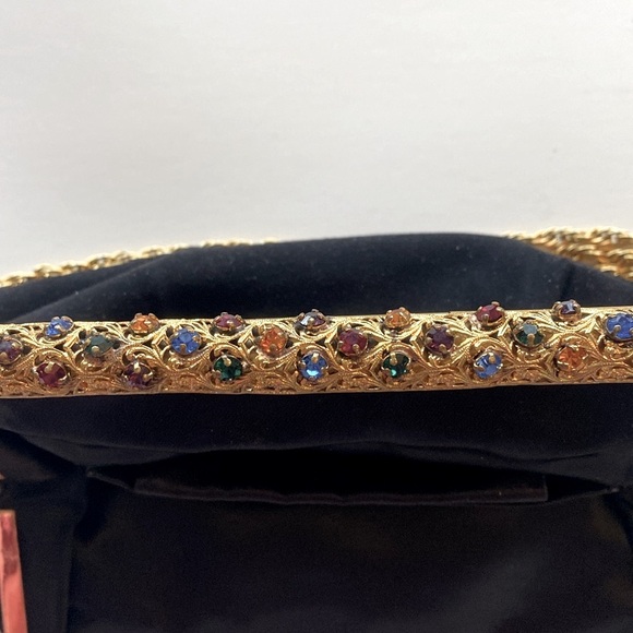 Vintage black sueded fabric with gold tone jeweled clap n short chain & pouch - Picture 4 of 17